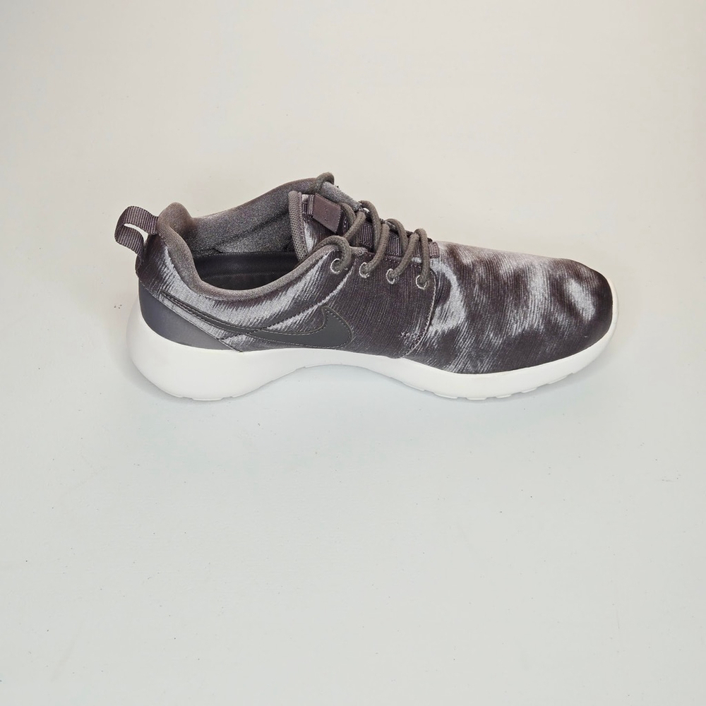 Nike Women Roshe One Premium Gunsmoke Grey Platinum Sneakers 833928-006 Sz 6.5 - Picture 2 of 9
